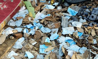 Khẩu trang y tế đã sử dụng bị vứt bừa bãi ngoài đường 