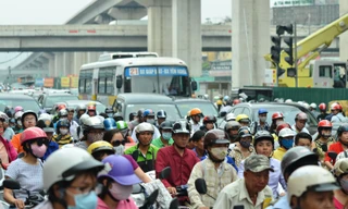 Xe máy được cho là "thủ phạm" gây ùn tắc. ảnh: hồng vĩnh