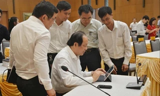 Ông Mai Tiến Dũng và các cán bộ VPCP tập huấn sử dụng hệ thống e-Cabinet