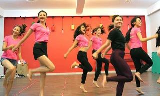 Các thí sinh tích cực tập luyện cho tiết mục “Cô gái tự tin”. Ảnh: Hồng Vĩnh