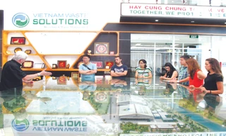 Ông Kevin Moore giới thiệu về dự án Khu liên hiệp xử lý chất thải Đa Phước cho các đoàn khách tham quan