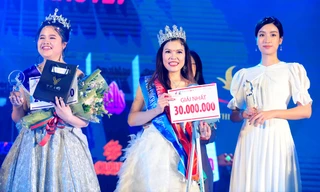 Hoa hậu Đỗ Mỹ Linh - Đại sứ cuộc thi “Vẻ đẹp Vầng trăng khuyết” trao giải Hoa khôi cho thí sinh Bế Thị Băng. Ảnh: Xuân Tùng