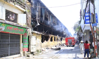 Hà Nội khẳng định môi trường sau vụ cháy nhà máy Rạng Đông an toàn nhưng lại yêu cầu cơ quan chức năng ... tẩy độc Ảnh: Trường Phong 