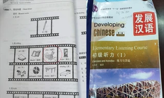 Phát hiện thêm hình ảnh bản đồ in “đường lưỡi bò” nằm ở trang 32 cuốn Nghe sơ cấp 1 - “Developing Chinese” của trường ĐH Kinh doanh và Công nghệ Hà Nội 