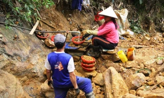 Bất chấp nguy hiểm, nhiều người vẫn liều mình khai thác vàng trái phép tại khu vực mỏ vàng Bồng Miêu 