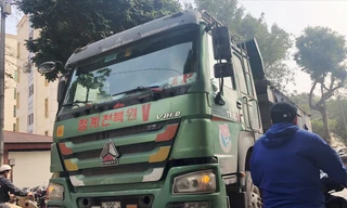 Xe tải phục vụ công trình 43 Hai Bà Trưng chạy ngược chiều trên đường 