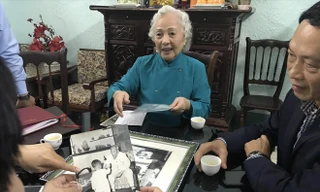 Bà Phan Thị Phúc trao tặng ảnh quý cho Bảo tàng Hồ Chí Minh. Ảnh: Nguyên Khánh 