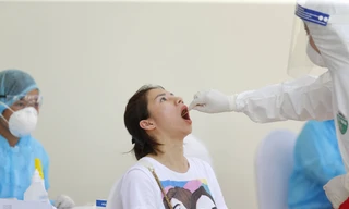 Lấy mẫu xét nghiệm COVID-19 những người đi từ Đà Nẵng về tại quận Đống Đa, Hà Nộiảnh: Như Ý 