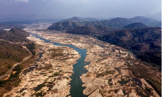 Một khúc sông Mekong chảy qua Thái Lan cạn nước trong tháng 1 năm nayảnh: NYT