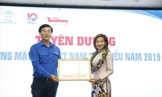 Anh Lê Quốc Phong,  Bí thư thứ nhất T.Ư Đoàn, Chủ tịch Hội đồng xét tặng Giải thưởng trao Bằng khen cho Gương mặt trẻ Việt Nam tiêu biểu 2019 Nguyễn Thị Oanh ẢNH: NHƯ Ý 