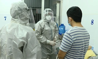 Phó Thủ tướng Vũ Đức Đam và đoàn công tác Bộ Y tế kiểm tra công tác phòng chống dịch tại BV Bệnh Nhiệt đới T.Ư. Ảnh T.Hà