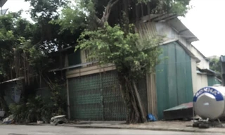 Hình ảnh căn nhà lấn chiếm lòng sông Tô Lịch đoạn qua cầu Giường 