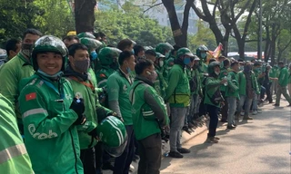 Tài xế Grab đồng loạt phản đối việc hãng xe nâng mức khấu trừ trên mỗi cuốc xe. Ảnh: C.N