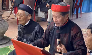 Trang nghiêm khấn trước ban thờ