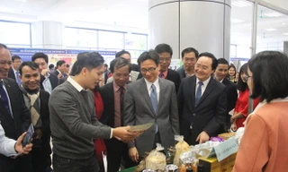 Phó thủ tướng Vũ Đức Đam thăm gian hàng khởi nghiệp của sinh viên các trường ĐH tại Ngày hội khởi nghiệp quốc gia sáng qua 16/12. ảnh: Nghiêm Huê