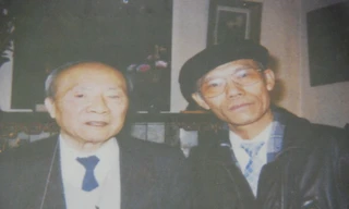 Học giả Hoàng Xuân Hãn (trái) cùng nhà văn Nguyễn Đức Hiền, Paris 1992 