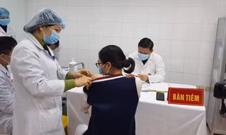 Nữ tình nguyện viên đầu tiên tiêm liều vắc-xin cao nhất ngừa COVID-19 