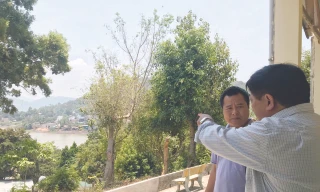 Ông Võ Ngọc Tuyên (người chỉ tay) mong có những đường hoa vòng quanh hồ Lắk 