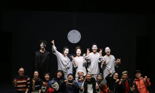 Trần Lực ngồi, bìa trái Ảnh: An An