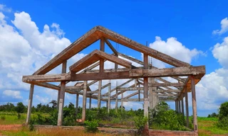 Chợ Ya Lốp bỏ cỏ mọc um tùm 