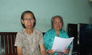 Bà Lê Thị The (phải) và bà Phạm Thị Dung đang khiếu nại việc giải tỏa thu hồi nhà đất tại dự án KÐTM Thủ Thiêm ảnh: Huy Thịnh