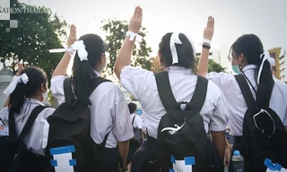 Một nhóm “Học sinh hư” buộc ruy băng trên tóc và giơ 3 ngón tay chào ảnh: The Nation 