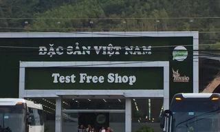 Trước khi dịch COVID - 19 bùng phát, mỗi ngày 7 cửa hàng xây trái phép ở xã Phước Đồng đón hàng nghìn khách Trung Quốc Ảnh: Lữ Hồ