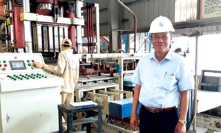 Ông Vũ Thanh Tuyền, Chủ tịch Công ty Cổ phần Tập đoàn Thanh Tuyền tại nhà máy sản xuất vật liệu không nung làm từ tro xỉ của nhà máy nhiệt điện 