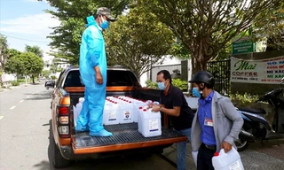 Bệnh nhân 687 Mai Anh Đức (thứ 3 từ phải sang) được xuất viện vào ngày 14/8 Ảnh: NVCC