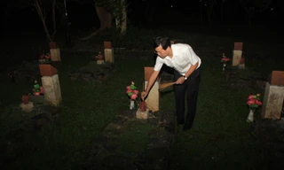 Bí thư thứ nhất T.Ư Đoàn Lê Quốc Phong thắp nén hương tưởng nhớ các anh hùng liệt sỹ tại Nghĩa trang Hàng Dương (huyện Côn Đảo). Ảnh: NGÔ TÙNG 