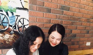 Nữ sĩ sinh 1976 hay đưa ảnh “vui vui điên điên” của mình lên FB với chú thích kiểu “Hoa đến thì hoa phải nở/Người đến ngày người lại lên cơn” ảnh: NVCC 