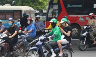 Trong 3 ngày qua, người dân Hà Nội đi đường đều phải bịt khẩu trang phòng chống bụi. Ảnh: Nhật Minh