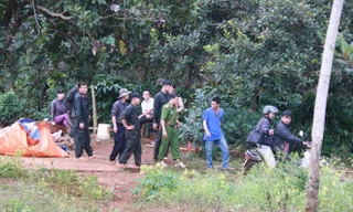 Khám nghiệm hiện trường vụ xả súng tại dự án Cty Long Sơn. Vụ án mạng có nguyên nhân từ việc Cty này tự ý giải phóng mặt bằng không đúng chức năng, thẩm quyền