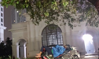 Những giấc ngủ vạ vật của tài xế chạy đêm. ảnh: Võ Hóa