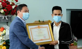 Lãnh đạo TP Hà Nội trao tặng bằng khen của Thủ tướng Chính phủ Nguyễn Xuân Phúc cho anh Nguyễn Ngọc Mạnh 