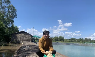 Bạn Nguyễn Phương Khánh với vỏ tôm nguyên liệu để sản xuất nhựa 