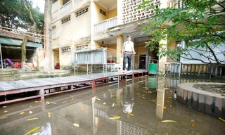 Sân trường trường THPT Trương Định luôn ngập nước dù không có mưa to Ảnh: Như Ý 