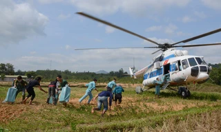 Trực thăng của Trung đoàn 930 tiếp tế cho người dân xã Hướng Việt (Hướng Hóa, Quảng Trị) hồi tháng 10 