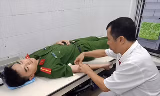 Thiếu úy Trần Phúc Thắng (Công an huyện Hương Sơn, Hà Tĩnh) hiến máu cứu người, tối 5/9 Ảnh: PV 