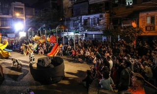 Nghệ sĩ tuồng và khán giả gần nhau hơn bao giờ hết Ảnh: Tuấn Đào 