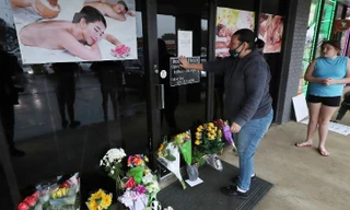 Hoa được đặt bên ngoài một cơ sở spa để tưởng nhớ các nạn nhân 