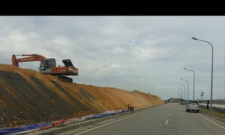 Chất thải rắn chất thành núi bên trong khuôn viên Formosa 