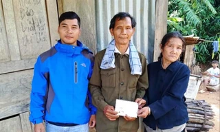 Anh Hồ Văn Độ, Phó Bí thư Đoàn xã Phước Lộc (bên trái) khi còn sống luôn được mọi người yêu mến 