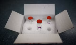 Các lọ vắc-xin COVID-19 của AstraZeneca tại một trung tâm y tế ở Champigny, gần Paris ảnh: EUTERS 