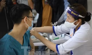 Tiêm vắc-xin cho nhân viên y tế BV Thanh Nhàn (Hà Nội) sáng 9/3 Ảnh: Như Ý 