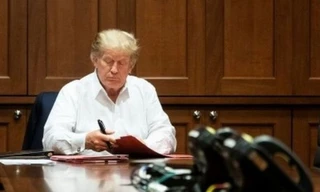 Ông Trump làm việc trong bệnh viện khi điều trị COVID-19 