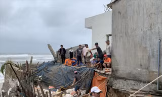 Dù tìm cách chống đỡ, nhưng người dân vẫn lo mất nhà bất cứ lúc nào Ảnh: Nguyễn Ngọc