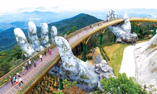 Cầu Vàng Ba Na Hills đang gây “bão” truyền thông và mạng xã hội với gần 160 triệu kết quả tìm kiếm trên google trong 0.95 giây. ảnh :S.G
