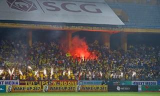 Pháo sáng lại xuất hiện trên khán đài sân Hàng Đẫy tối 5/5 ở trận Viettel gặp SLNA. ảnh: VSI 