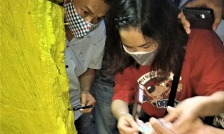 Soi đèn tìm tro cốt người thân trong nước mắt 